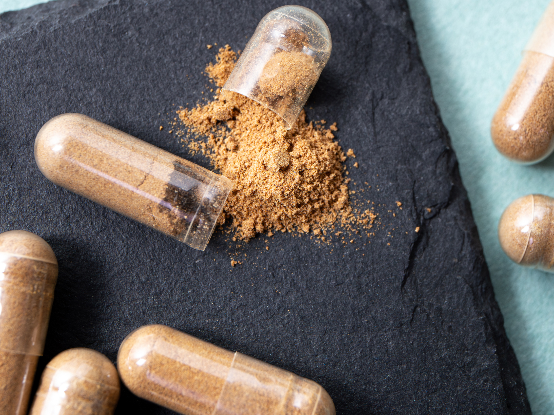 wysypujaca sie ashwagandha z tabletki